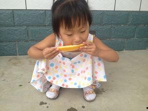 宝宝隔着网吃瓜,网瓜美食新体验